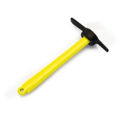 "Pioche en métal jaune"